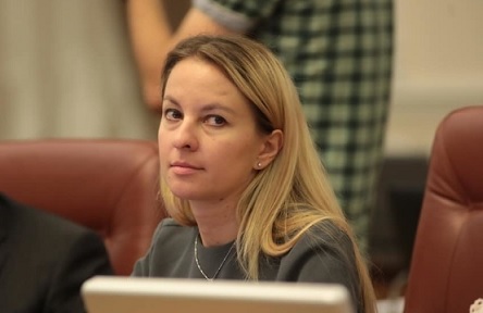 Свежие новости: Министр Соколовская, у которой зарплата 200 тысяч гривен, упрекнула украинцев в нежелании самим копить на старость