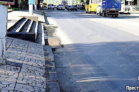 Свежие новости: В Николаеве через несколько дней после ремонта дороги асфальт начал разрушаться