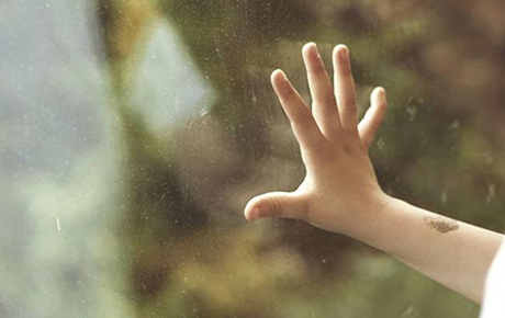 Свежие новости: В результате падения из окна в Киеве погибла 7-летняя девочка