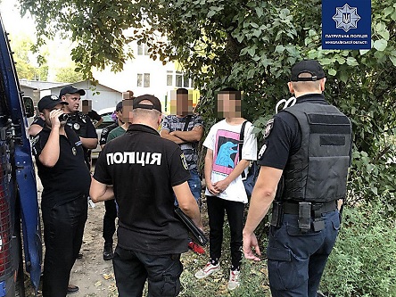 Свежие новости: Николаевские патрульные задержали троих «закладчиков» в центре города – кроме наркотиков у них нашли весы и мерные ложки