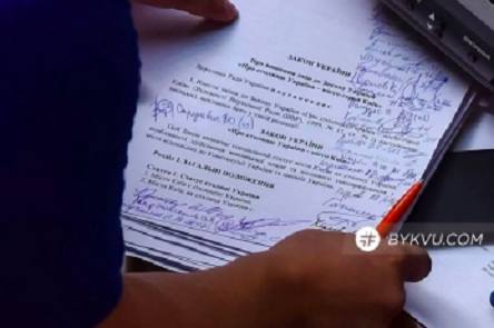 Свежие новости: «Слуги народа» собирают в Раде подписи под изменениями к закону о столице