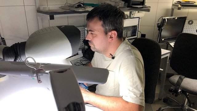 Свежие новости: У Миколаєві місцевий житель власноруч виготовляє міношукачі для ЗСУ