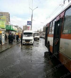 Свежие новости: Николаевские патрульные попросили мэра разобраться с маршрутчиками, которые долго стоят на остановках