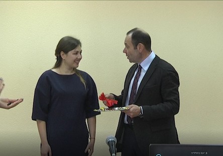 Свежие новости: В Николаеве вручили ключи от квартиры молодому врачу-терапевту городской больницы №2