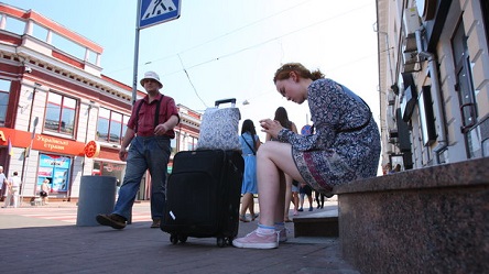 Свежие новости: Двое иностранцев обворовали девочку на остановке в Киеве