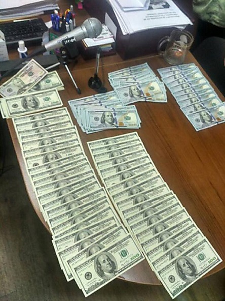 Свежие новости: В Киеве на взятке в $10 тысяч задержали судью и замруководителя аппарата этого же суда