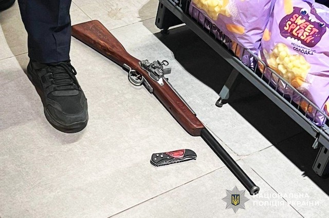 Свежие новости: Виявлена зброя в руках чоловіка у супермаркеті Вознесенська виявилась іграшковою