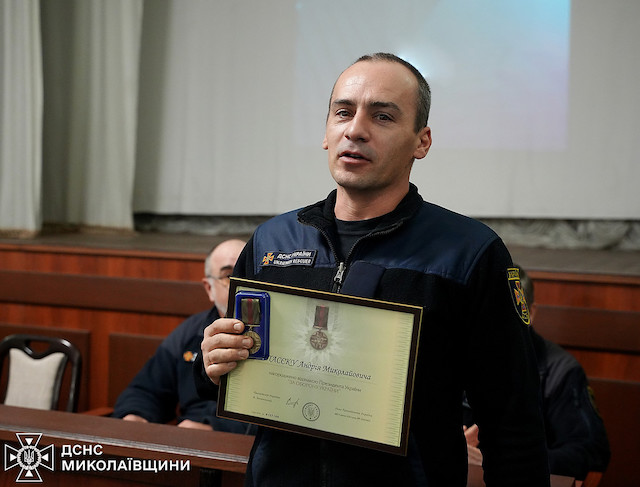 Фото новости: Миколаївського рятувальника нагородили державною відзнакою «За оборону України» Свежие новости: Миколаївського рятувальника нагородили державною відзнакою «За оборону України»