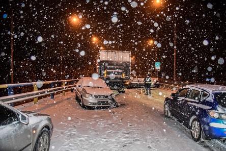 Фото новости: ВИДЕО: В Киеве Daewoo Lanos вылетел на встречку и протаранил два авто Свежие новости: ВИДЕО: В Киеве Daewoo Lanos вылетел на встречку и протаранил два авто