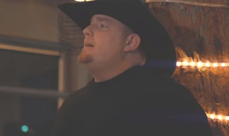 Свежие новости: Певец случайно застрелился на съемках клипа