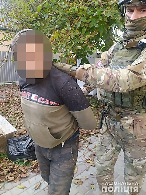 Фото новости: В Винницкой области задержали ОПГ наркоторговцев – полиция пригнала броневик и штурмовала жилье подозреваемых Свежие новости: В Винницкой области задержали ОПГ наркоторговцев – полиция пригнала броневик и штурмовала жилье подозреваемых