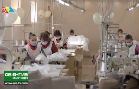 Фото новости: В Очакове на швейной фабрике по производству детской одежды начали шить защитные маски Свежие новости: В Очакове на швейной фабрике по производству детской одежды начали шить защитные маски