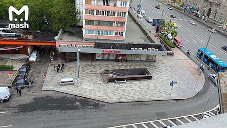 Фото новости: В столице России мужчина с муляжом бомбы захватил заложников в отделении банка – его задержали Свежие новости: В столице России мужчина с муляжом бомбы захватил заложников в отделении банка – его задержали