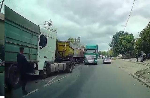 Свежие новости: В центре Новой Одессы столкнулись три фуры — пострадал водитель