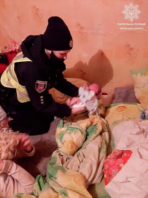 Свежие новости: Патрульные спасли младенца от удушения — на нем заснула пьяная мать