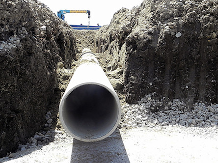 Свежие новости: В Первомайске канализация теперь течет через колодец прямо в поле