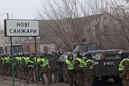 Фото новости: У полиции Полтавы расходятся “показания”: спикер полиции говорит, что большинство задержанных во время протестов в Новых Санжарах – не местные, начальник полиции – что местные Свежие новости: У полиции Полтавы расходятся “показания”: спикер полиции говорит, что большинство задержанных во время протестов в Новых Санжарах – не местные, начальник полиции – что местные