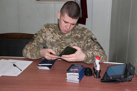 Фото новости: В Николаеве пограничники обнаружили египтянина с поддельным паспортом Свежие новости: В Николаеве пограничники обнаружили египтянина с поддельным паспортом