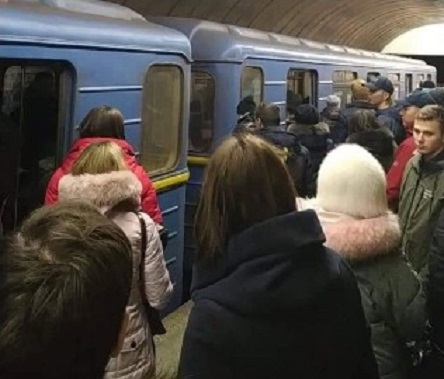 Свежие новости: В киевском метро пьяный мужчина упал на рельсы