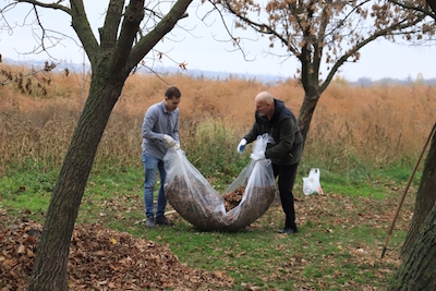 Свежие новости: На берегу около реки в Николаеве очистили от мусора и опавшей листвы