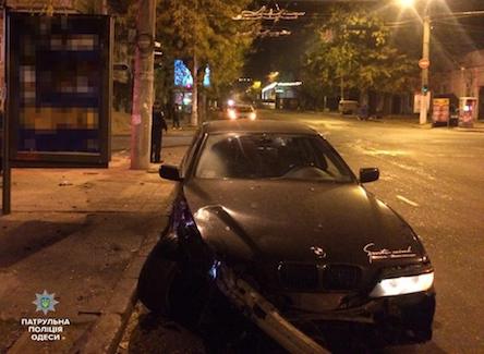 Свежие новости: Ночное ДТП в центре Одессы: Mercedes столкнулся с BMW и светофором