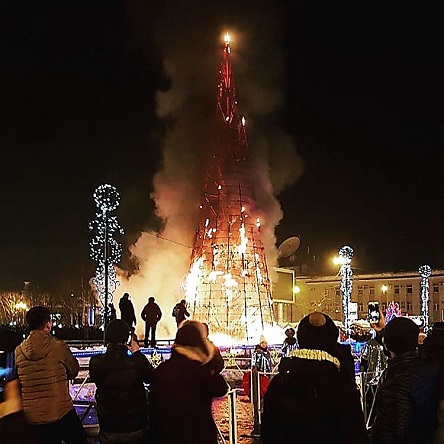 Свежие новости: В новогоднюю ночь сгорела главная 25-метровая елка Сахалина