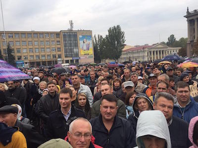 Свежие новости: В Николаеве люди собрались на вече в поддержку Сенкевича
