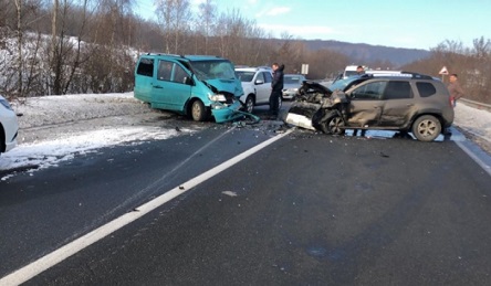 Свежие новости: ВИДЕО: Под Ужгородом произошло масштабное ДТП - перекрыли трассу Киев-Чоп