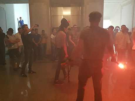 Свежие новости: В Харьковском горсовете произошла потасовка между националистами и охраной – в ход пошли дымовые шашки и слезоточивый газ