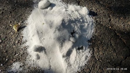 Свежие новости: Ведьмы в Николаеве или преступная халатность: у детской площадки нашли кучи соли с лезвиями