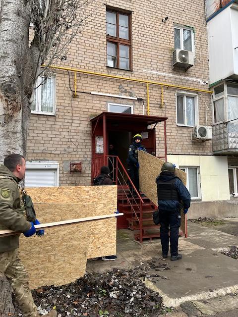 Свежие новости: Поліція та рятувальники ліквідовують наслідки щоденних обстрілів Херсону