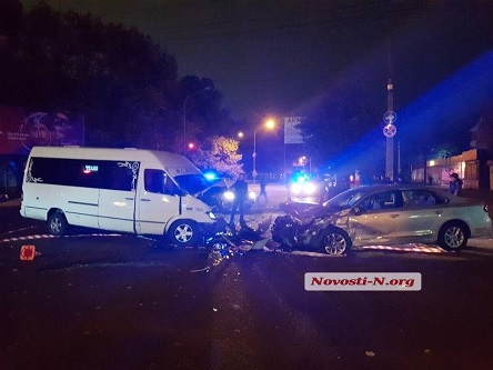 Свежие новости: В Николаеве столкнулись маршрутка и «Фольксваген»: пострадали три человека
