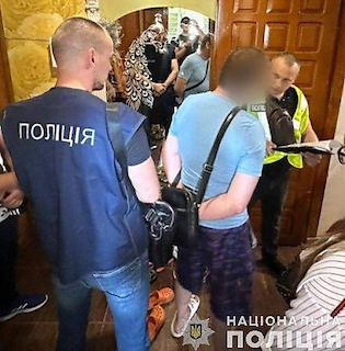Свежие новости: Поліція затримала афериста, який за ₴2 мільйони продав мерії Южноукраїнська «гуманітарні» позашляховики