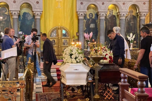 Свежие новости: Попрощатися із загиблим під час обстрілу Миколаєва Олексієм Вадатурським приїхали експрезидент і міністр