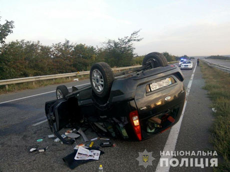 Свежие новости: На Николаевщине автомобиль столкнулся с отбойником и перевернулся