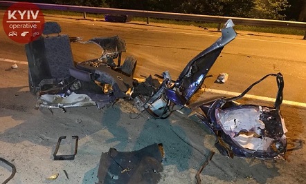 Свежие новости: ВИДЕО: В Киеве автомобиль разорвало на части о столб