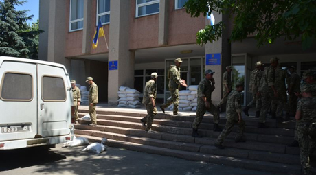 Свежие новости: Витовскую райадминистрацию окружили люди с автоматами