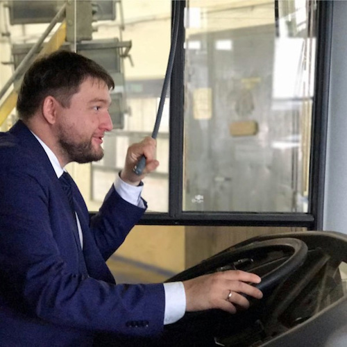 Фото новости: «Транспортный» вице-мэр Турупалов примерял роль «водилы» автобуса в Беларуси Свежие новости: «Транспортный» вице-мэр Турупалов примерял роль «водилы» автобуса в Беларуси