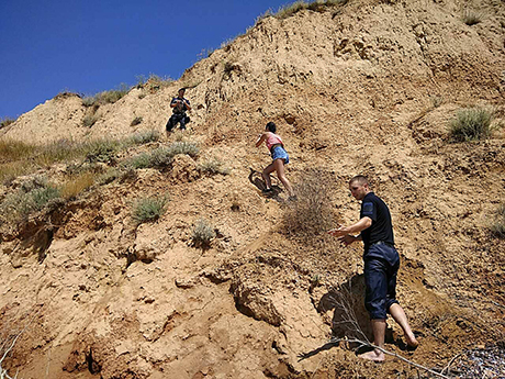 Свежие новости: На Николаевщине две девушки оказались заблокированы приливом на скалистом берегу моря