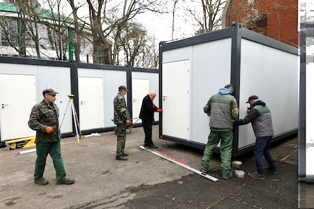 Свежие новости: Во Львове начали строить контейнерный городок для переселенцев, — Садовой