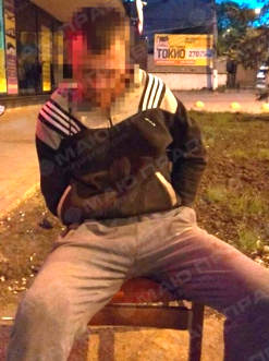 Свежие новости: Одесские патрульные отговорили от самоубийства мужчину, который стеклом резал себе вены на улице