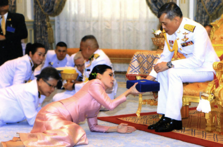 Свежие новости: Король Таиланда самоизолировался вместе с 20 любовницами в Германии, пока его страна борется с коронавирусом