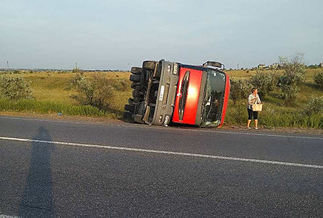 Свежие новости: Под Николаевом фура вылетела в кювет и перевернулась