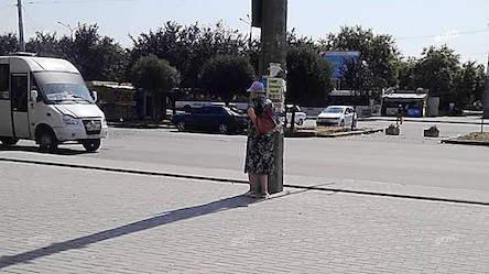 Свежие новости: Жительница Николаева пожаловалась, что на остановке у ж/д вокзала люди стоят на жаре - им негде спрятаться от солнца