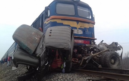 Свежие новости: На Закарпатье поезд раздавил вылетевший на рельсы грузовик с людьми