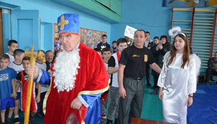 Фото новости: На турнир по греко-римской в борьбе в Николаеве пришел Святой Николай Свежие новости: На турнир по греко-римской в борьбе в Николаеве пришел Святой Николай