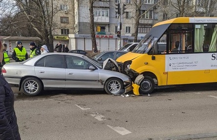 Свежие новости: В Николаеве «лоб в лоб» столкнулись маршрутка и «Опель»: трое пострадавших