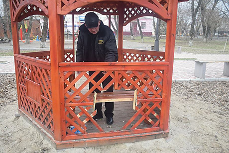 Свежие новости: В Баштанке ученики младших классов повредили в сквере беседку