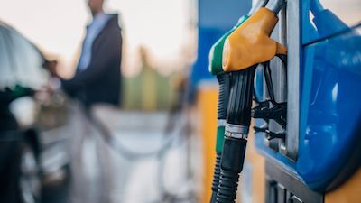 Свежие новости: Сетям АЗС разрешили поднять цены на бензин и ДТ