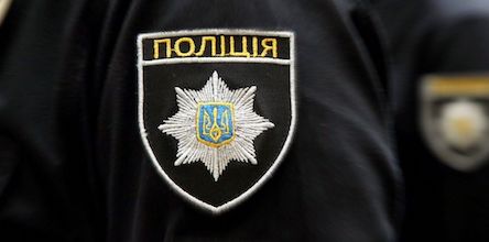 Свежие новости: В Очакове мужчина расклеивал и раздавал агитационные листовки без выходных данных